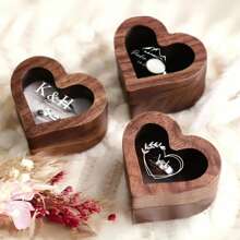 Caja de joyería con grabado personalizado, Caja de anillo con corazón grabado personalizado - Ranura sencilla y doble para el compromiso - Caja de anillo de boda personalizada - Regalo para dama de honor - Organizador de joyas de madera - Caja para portar el anillo - Soporte para caja de anillo - Cubierta de madera maciza - Ver 4