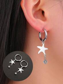 Un par de pendientes de estrella de mar con pentágono personalizado y grabado en texto. Seleccionado material de acero inoxidable, resistente y duradero, no se deforma ni se desvanece fácilmente, no teme el desgaste diario. Diseño de estrella de cinco puntas con colgante de diamante.