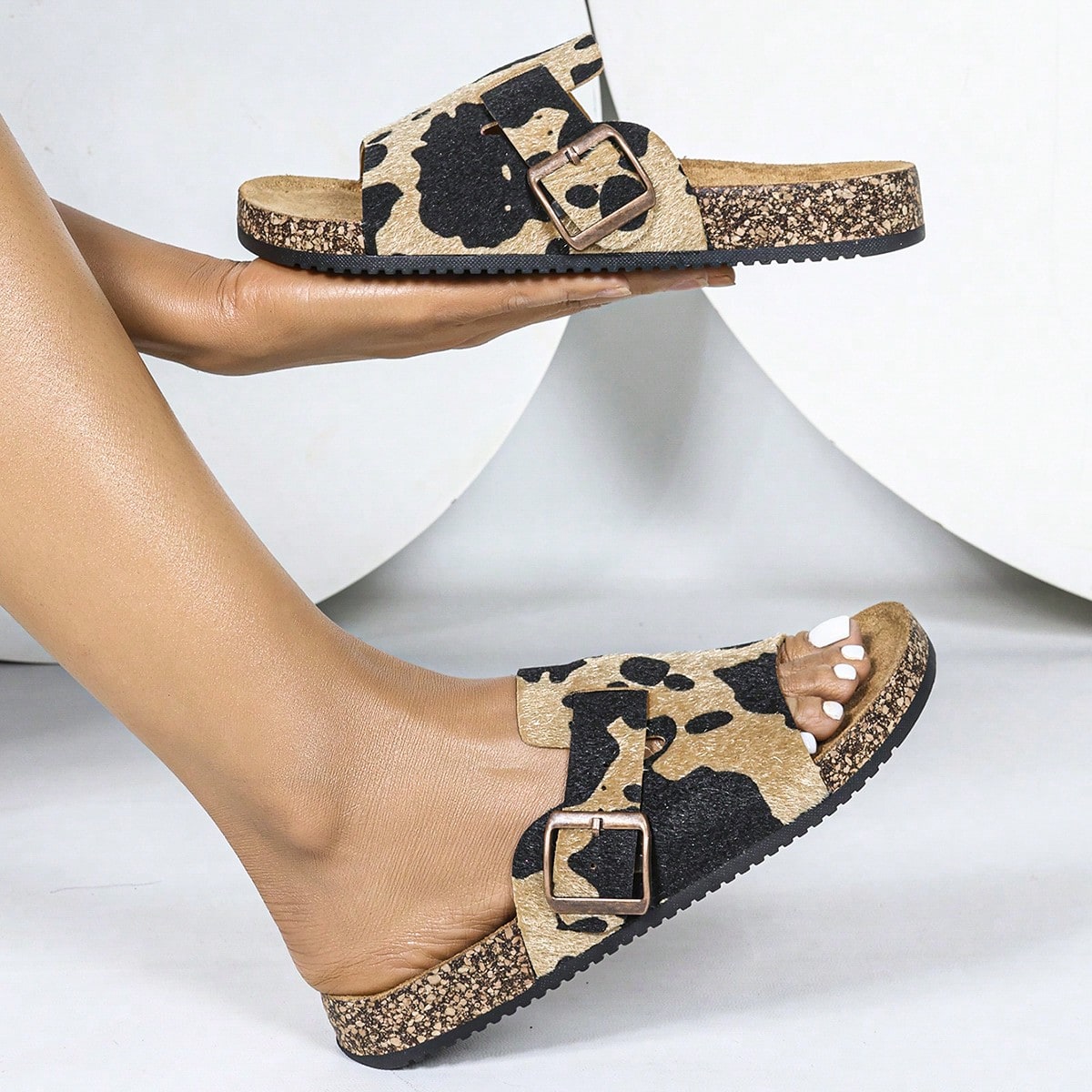 Sandalias planas de verano casuales y para exteriores con punta abierta para mujer, con estampado de animal de vaca y de slip-on