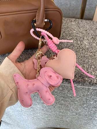 Yogodlns 包饰 PU 皮革小狗吊坠心形钥匙扣 包饰 创意汽车钥匙扣装饰 1 件 PU 时尚简约可爱趣味小狗手机挂绳项链带腕带相机吊饰 包饰 单肩包斜挎包手提包 适合学生学校情侣男士女士办公室通勤日常约会度假旅行礼物送给朋友妈妈孩子女士生日礼物