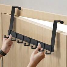 单包装门钩，可用于悬挂衣物、包包等。黑白两色，实用美观，设计感强，不伤门板，适用于各种门板、衣柜、浴室、洗手间、厨房等。情人节家居灵感，家居解决方案，温馨小屋情人节装饰。