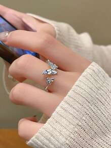 Bagues raffinées en argent sterling à double papillon bleu pour femmes, mode de niche, légèreté et luxe. Bague ouverte à doigt ajustable, design élégant et haut de gamme pour l'annulaire
