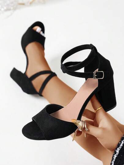 1双青少年高跟凉鞋，简约时尚舒适的黑色青少年高跟凉鞋，交叉绑带设计，粗跟露趾无后跟，适合春、夏、秋季穿着。