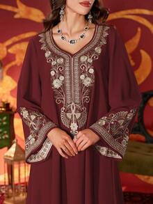 Women's Elegant Arabic Style Dress With Heart-Shaped Neckline, Beaded & Embroidered Pattern