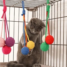 Juguete colgante para gatos de 3 en 1 de colores aleatorios, hecho de cuerda de sisal, con sonido, juguetes pequeños y divertidos para gatos