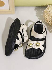 1 双女童铆钉装饰 PU 钩环舒适耐磨轻便露趾平底凉鞋，适合夏季