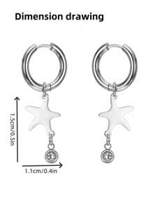 Un par de pendientes de estrella de mar con pentágono personalizado y grabado en texto. Seleccionado material de acero inoxidable, resistente y duradero, no se deforma ni se desvanece fácilmente, no teme el desgaste diario. Diseño de estrella de cinco puntas con colgante de diamante.