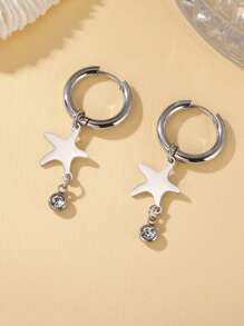Un par de pendientes de estrella de mar con pentágono personalizado y grabado en texto. Seleccionado material de acero inoxidable, resistente y duradero, no se deforma ni se desvanece fácilmente, no teme el desgaste diario. Diseño de estrella de cinco puntas con colgante de diamante.