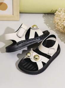 1 双女童铆钉装饰 PU 钩环舒适耐磨轻便露趾平底凉鞋，适合夏季