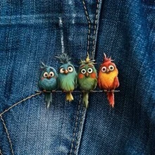 1 件创意亚克力胸针，时尚可爱 4 只彩色小鸟在电线上设计胸针，适合男女西装外套、毛衣、围巾配饰