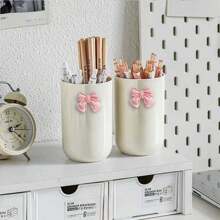 1个蝴蝶结装饰化妆品收纳盒，大容量整理盒，可收纳化妆刷、桌面物品、浴室用品和卧室配件，适合度假、海滩、浴室、卧室等场合。 - 彩色 - 查看 3