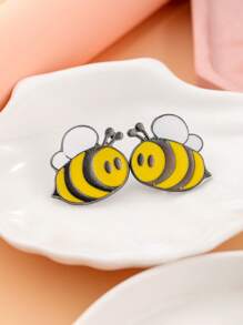 1pc Cute Bee Brooch, Couple Symmetrical Left And Right Decorative Pin For Jacket, Cardigan, Scarf, Clothing Accessory, Multiple Function Decoration, Backpack Accessory, Cartoon Brooch