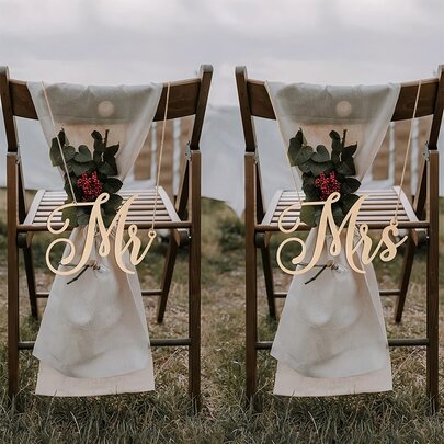 3 tấm biển gỗ mới ghi chữ "Ông & Bà" cho ghế ngồi trong lễ cưới, trang trí đám cưới sáng tạo.