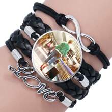 Een gepersonaliseerde LOVE - Thema Metalen Creatieve Armband Voor Aanpassing. Het Wordt Aangepast Met Het Hitte - Sublimatie Proces En Is Een Uniek DIY Cadeau. Het Hitte - Transfereert De Foto's Die U Levert, Zorgvuldig, Zodat U Prachtige Momenten Opnieuw Kunt Beleven