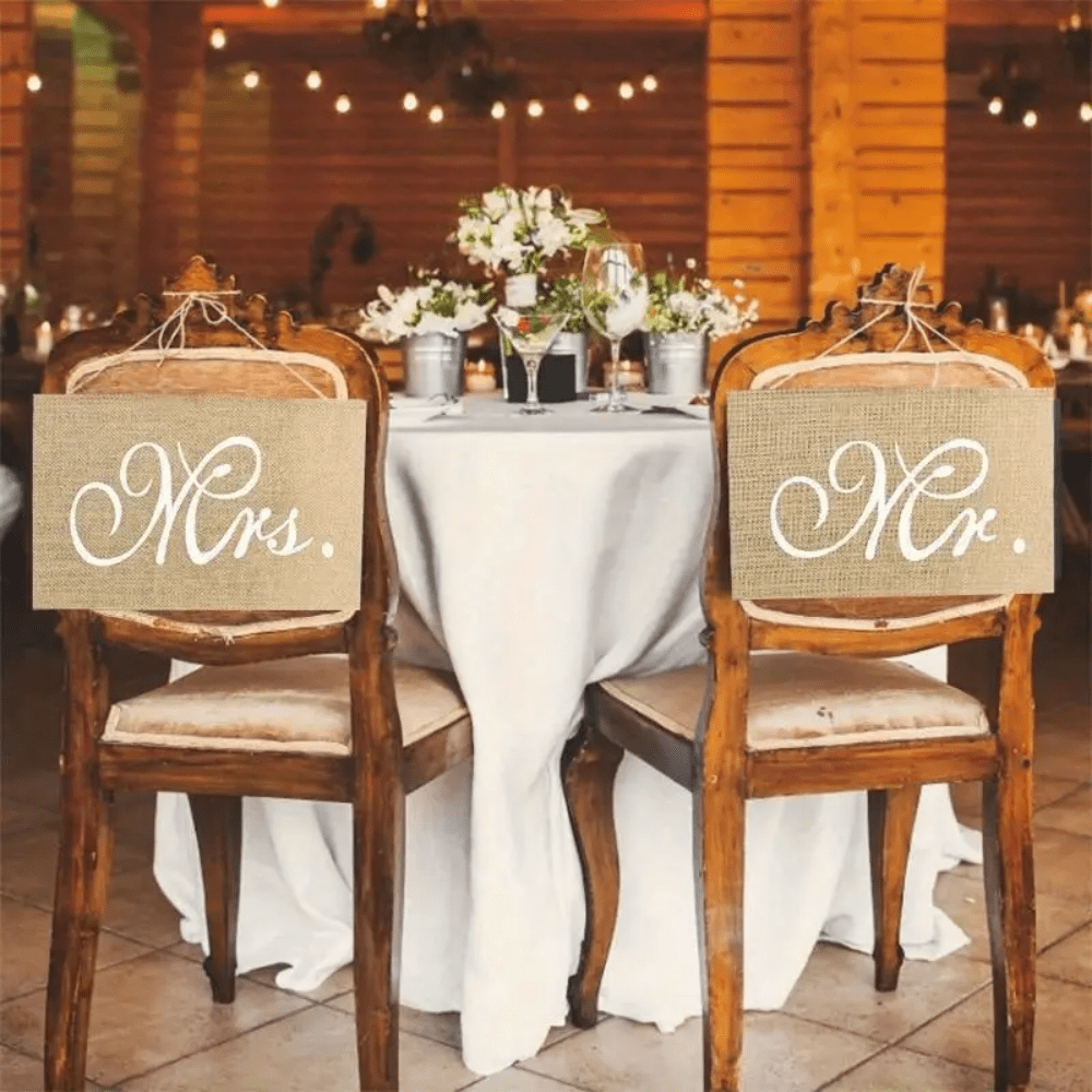 2 Stücke/Set, Juteplane Herr & Frau Stuhlbanner, Leinen Hochzeitsstuhl Rückabdeckungen, romantische hängende Stuhlsignalfahne, Hochzeitssaal Dekoration für Frischvermählte, Herr & Frau Stuhlschilder, rustikale khakifarbene Hochzeitsfeier Fotorequisiten, kreatives kleines Geschenk, Feiertagsartikel, Geburtstagsparty Dekorationen, Hochzeitsdekoration, geeignet für Hochzeitsdekoration, Babyparty und Jubiläumsfeier