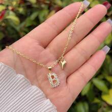 1 pièce Pendentif initiale A-Z en cuivre doré et cubique zircone, avec un collier en forme de cœur, minimaliste et élégant, convient aux hommes et aux femmes, idéal pour un port quotidien, les déplacements, les anniversaires, les sorties, les cadeaux d'anniversaire ou de fête
