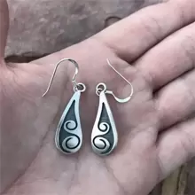 1 对复古梨形波浪图案吊坠耳环，适合女性日常佩戴和四季送礼，女性节日配饰