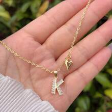 1 pièce Pendentif initiale A-Z en cuivre doré et cubique zircone, avec un collier en forme de cœur, minimaliste et élégant, convient aux hommes et aux femmes, idéal pour un port quotidien, les déplacements, les anniversaires, les sorties, les cadeaux d'anniversaire ou de fête