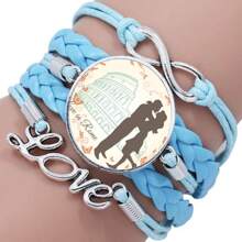 Een gepersonaliseerde LOVE - Thema Metalen Creatieve Armband Voor Aanpassing. Het Wordt Aangepast Met Het Hitte - Sublimatie Proces En Is Een Uniek DIY Cadeau. Het Hitte - Transfereert De Foto's Die U Levert, Zorgvuldig, Zodat U Prachtige Momenten Opnieuw Kunt Beleven