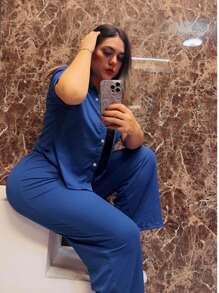 Este elegante conjunto de dama compuesto por un pantalón recto mujer y una camisa de manga corta mujer con botones es la opción perfecta para un look chic y cómodo. Hecho con tela acatalanada, este conjunto destaca por su diseño moderno y sofisticado, ideal tanto para la oficina como para una salida casual. El pantalón recto de vestir se combina perfectamente con la camisa de manga corta, ofreciendo una prenda versátil y cómoda para el día a día. Con este conjunto pantalón y camisa, tendrás un estilo único y elegante que se adapta a cualquier ocasión - azul real - Ver 6