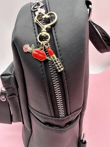Un pendant de sac conçu sur la base de lèvres sexy, de lèvres tenant des roses et d'un rouge à lèvres exquis. Rouge bourgogne, lèvres sexy et belles, lèvres tenant des roses, rouge à lèvres multicolore, convient aux étudiants du collège et de l'école élémentaire, pendant de sac, porte-clés de voiture, est un petit cadeau pour les petites amies et les cadeaux de la Saint-Valentin