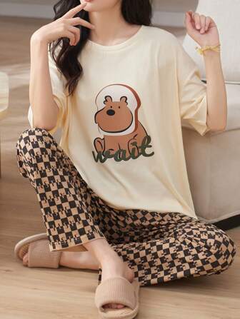 2 件女士休闲家居服套装，格子熊图案和字母图形 T 恤 + 格子裤，短袖圆领舒适春夏睡衣套装，时尚两件套