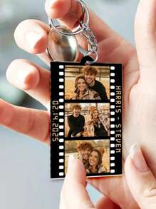 1pc Gepersonaliseerde Foto Film Stijl Sleutelhanger, Gepersonaliseerde Aanpassen Paar Naam En Datum Acryl Sleutelhanger, Gepersonaliseerde Foto Strip Sleutelhanger, Roestvrijstalen Open Ring Sleutelhanger, Gepersonaliseerde Acryl Accessoire, Geschikt Voor Valentijnsdag, Jubileum, Verjaardag, Cadeaus Voor Hem, Haar Vriendje's Cadeau, Gepersonaliseerde Foto Sleutelhanger, Koppel's Cadeau, Gepersonaliseerde Accessoire, Gepersonaliseerd Cadeau, Vakantie Decoratie