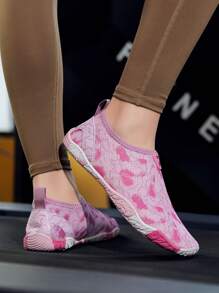 Zapatos para adolescentes y jóvenes para el agua, zapatos para subir corrientes, sin cordones, fáciles de usar, antideslizantes, cómodos y transpirables, para fitness en interiores, deportes y playa. (Estampado aleatorio en las suelas)