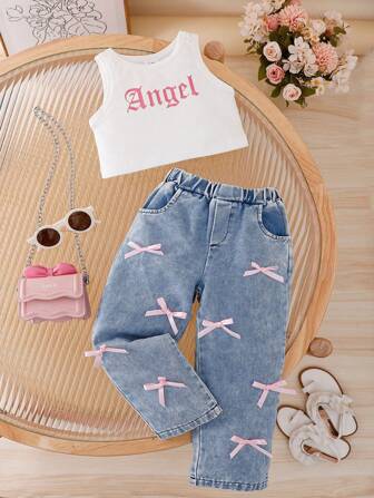 2 件女童夏季无袖白色字母印花 T 恤和蝴蝶结装饰休闲牛仔长裤套装