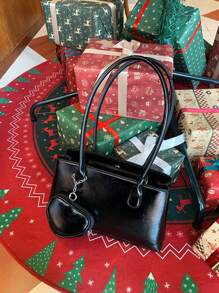 Czerwony wisiorek w kształcie serca, kwadratowa torba z wzorem bagietki, torba typu tote z połyskującą fakturą, woskowana olejem, torba na ramię.