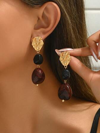 2 st eleganta och sexiga asymmetriska geometriska, vågiga, imitation jade-, flerfärgade blommor-, träådrings-, bärnstensblommor-hartshängen med guldfärgade hjärtformade och runda örhängen. Lämpliga för fest, helgdagar och strandkläder. Hartset har flerfärgade toner och mönster, varje örhänge är unikt. Det kan finnas mindre mögelmärken eller repor efter urgjutning, vilket är ett normalt fenomen.