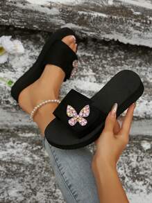 水钻蝴蝶装饰带凉鞋，钩环可调节宽度，穿着舒适，时尚舒适的沙滩拖鞋