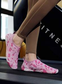 Zapatos para adolescentes y jóvenes para el agua, zapatos para subir corrientes, sin cordones, fáciles de usar, antideslizantes, cómodos y transpirables, para fitness en interiores, deportes y playa. (Estampado aleatorio en las suelas)