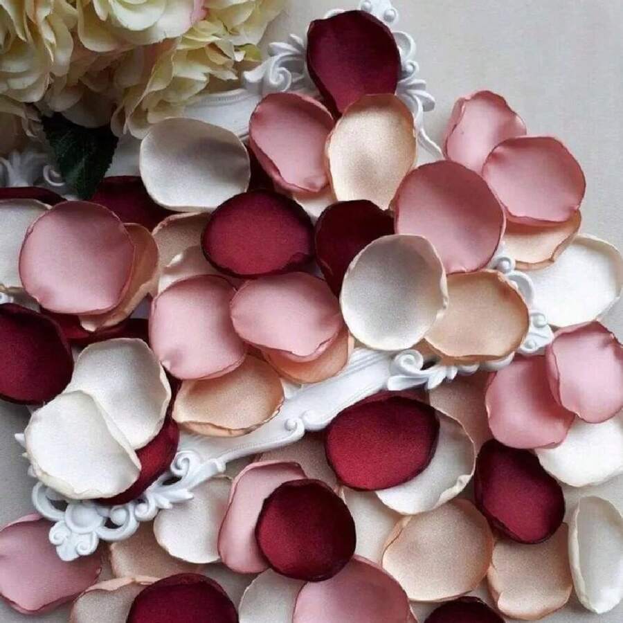 100片絲綢玫瑰花瓣，適用於婚禮、求婚、花童裝飾，綠色與金色花瓣，聖誕走道花童籃裝飾，新娘婚前派對桌飾（3色混色）