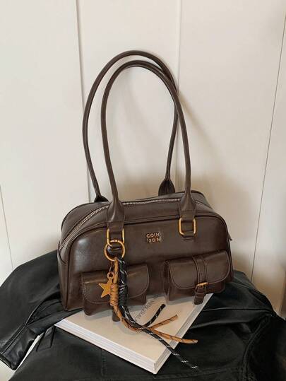 经典小丑纯色PU防水面料，字母图案装饰设计，多口袋贝壳包，可作单肩包、腋下包、吊坠装饰设计，适合旅行、购物、通勤、聚会、约会和新年穿着