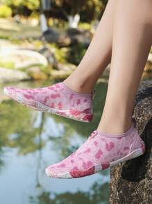 Zapatos para adolescentes y jóvenes para el agua, zapatos para subir corrientes, sin cordones, fáciles de usar, antideslizantes, cómodos y transpirables, para fitness en interiores, deportes y playa. (Estampado aleatorio en las suelas)