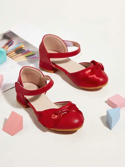 زوج أحذية أنيقة جديدة للبنات والأطفال الصغار مكونة من شريط جلد PU كعب عالي مزينة بفتحات ودرزات الراين، مناسبة للربيع والصيف والخريف