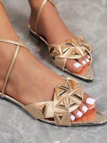 Sandalias planas para mujer con puntera dorada, remaches y tira de tobillo personalizadas, estilo europeo y americano