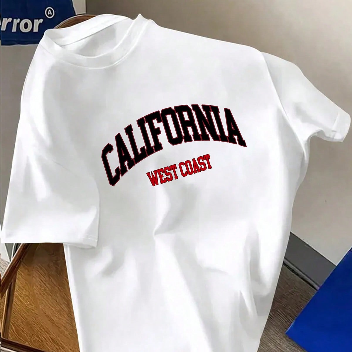 Camiseta casual de manga corta y cuello redondo para hombre con estampado de lema y figura de dibujos animados