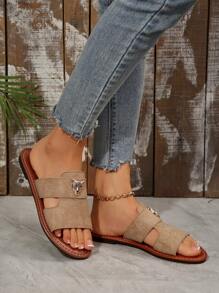 女士平底拖鞋金属豹头装饰绒面革拼布绑带设计卡其色沙滩凉鞋，优雅优质夏季度假风格