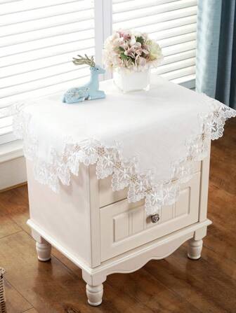 1 块白色方形桌布，简约涤纶亚麻面料，带 3D 刺绣镂空图案，适合日常使用、婚礼、客厅、餐厅、床头柜、方形家具