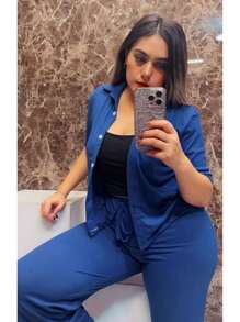 Este elegante conjunto de dama compuesto por un pantalón recto mujer y una camisa de manga corta mujer con botones es la opción perfecta para un look chic y cómodo. Hecho con tela acatalanada, este conjunto destaca por su diseño moderno y sofisticado, ideal tanto para la oficina como para una salida casual. El pantalón recto de vestir se combina perfectamente con la camisa de manga corta, ofreciendo una prenda versátil y cómoda para el día a día. Con este conjunto pantalón y camisa, tendrás un estilo único y elegante que se adapta a cualquier ocasión - azul real - Ver 2