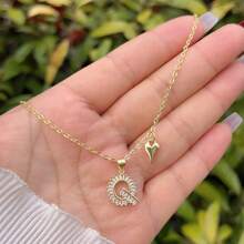 1 pièce Pendentif initiale A-Z en cuivre doré et cubique zircone, avec un collier en forme de cœur, minimaliste et élégant, convient aux hommes et aux femmes, idéal pour un port quotidien, les déplacements, les anniversaires, les sorties, les cadeaux d'anniversaire ou de fête