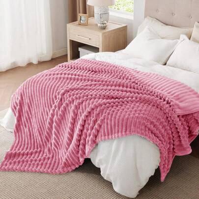 Warme superzachte deken in dikke strepen die zacht aanvoelen, gewatteerde strepen veranderen de inrichting van uw huis, multifunctioneel als deken en sprei op de bank, voor op kantoor, in de slaapkamer, in de woonkamer, voor kinderen, u kunt hem meenemen op reis en kamperen, ideaal het hele jaar door in de winter, lente, zomer, herfst. Wikkel uzelf in een luxe deken! Geweldig cadeau-idee. Moderne stijl, boho, glamour. Machinewasbaar