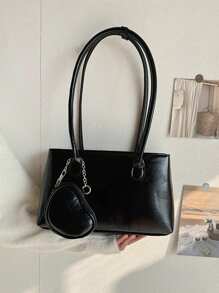 Czerwony wisiorek w kształcie serca, kwadratowa torba z wzorem bagietki, torba typu tote z połyskującą fakturą, woskowana olejem, torba na ramię.