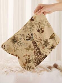 Nécessaire de veludo cotelê com estampa de girafa e vaca, com zíper, leve e funcional, ideal para guardar maquiagem e outros itens essenciais para a volta às aulas. Perfeita para organizar seus materiais escolares. - Multicolorido - Ver 4