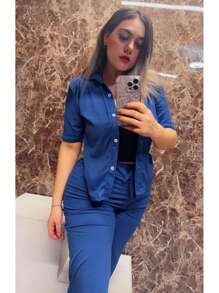 Este elegante conjunto de dama compuesto por un pantalón recto mujer y una camisa de manga corta mujer con botones es la opción perfecta para un look chic y cómodo. Hecho con tela acatalanada, este conjunto destaca por su diseño moderno y sofisticado, ideal tanto para la oficina como para una salida casual. El pantalón recto de vestir se combina perfectamente con la camisa de manga corta, ofreciendo una prenda versátil y cómoda para el día a día. Con este conjunto pantalón y camisa, tendrás un estilo único y elegante que se adapta a cualquier ocasión - azul real - Ver 3