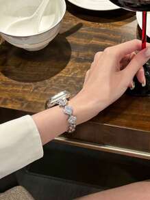 1pc Compatible With Apple Watch Strap Women Silver Bracelet, Apple WatchBand Using Diamond Flower Design, Set Auger Metal Strap, Compatible With Apple Watch 38/40/41/42/44/45/46/49 Mm, Compatible With Apple Watch Strap Series Ultra/SE10 9/8/7/6/5/4/3/2/1, Stylish Elegance,Suitable For Daily, Leisure, Business