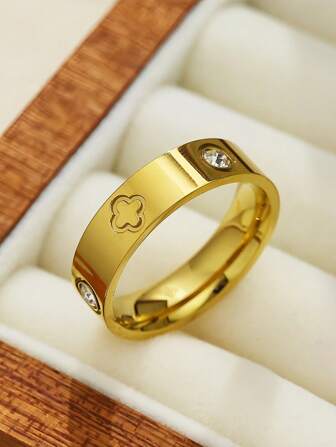 1 款高品质经典完美四叶草设计戒指。主要采用不锈钢制成，镶嵌有四叶草图案