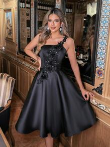 Faeriesty 优雅时尚的缎面鸡尾酒会礼服，搭配精致的花卉贴花和中长下摆 | 适合庆典、婚礼和黑色领带晚宴的奢华活动服装 - 黑色 - 查看 7